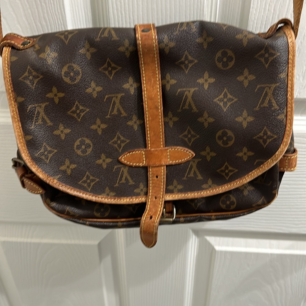 Louis Vuitton Saurmur Crossbody - Picture 3 of 16